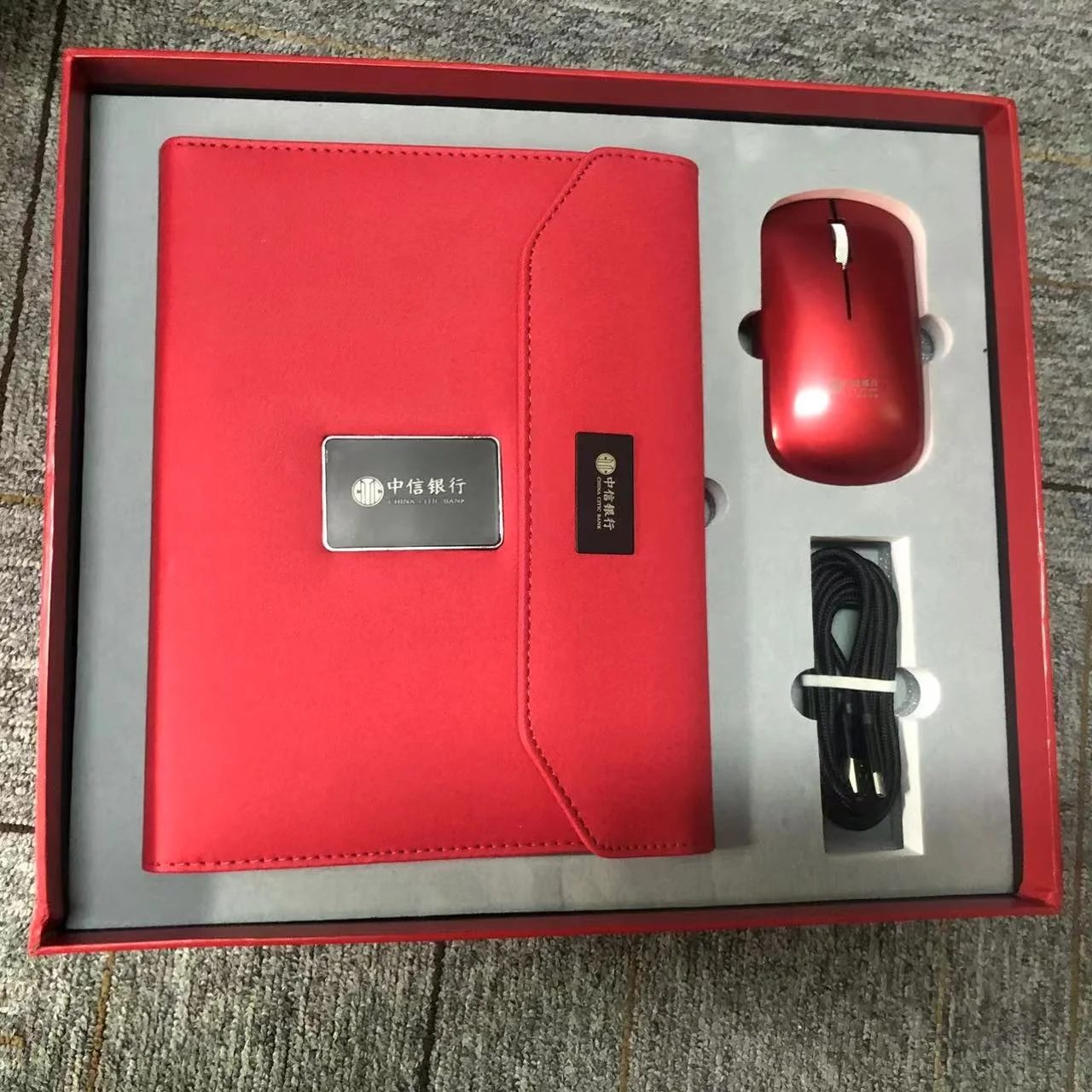 8-in-1 Executive Gift Set: Power Bank Notebook, 16GB Flash Drive, Wireless Charger & Multi-Mode Mouse gallery 2