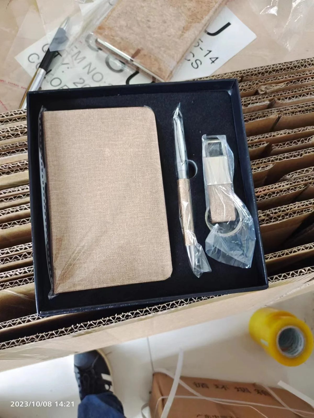 A7 Notebook, Pen and Keychain Gift Set gallery 1