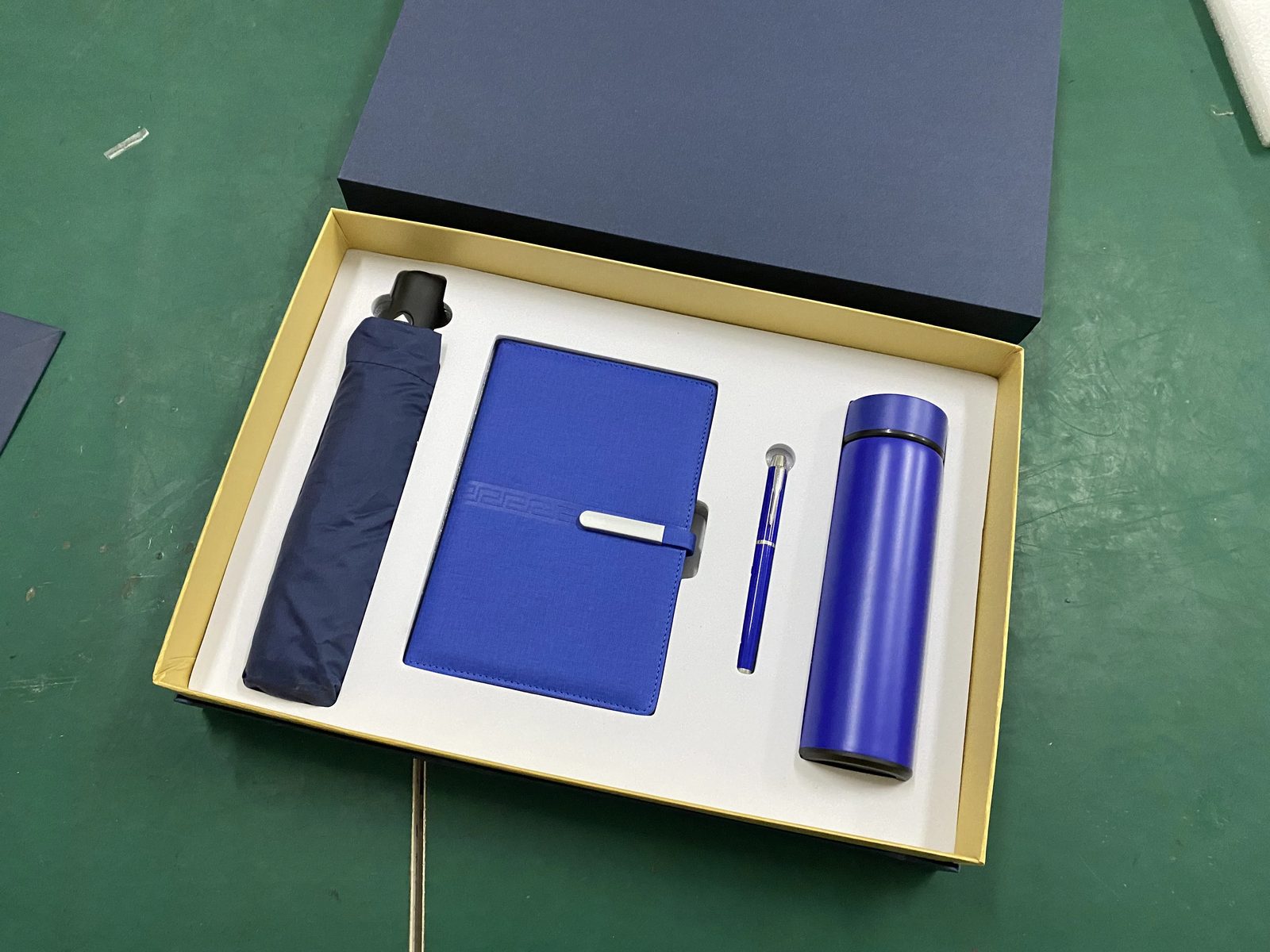 304 Stainless steel bottle without temperature display, Metal pen, Umbrella and A5 perfect binding notebook gift set