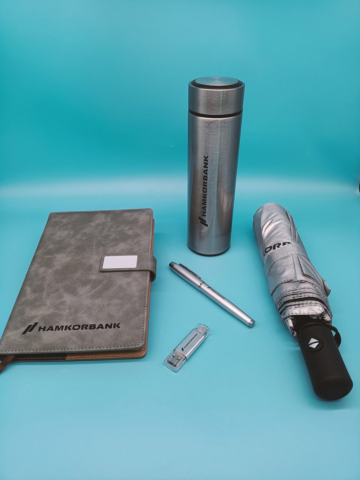 Premium Corporate Gift Set with Stainless Steel Bottle, 16GB USB Flash Drive & More gallery 4